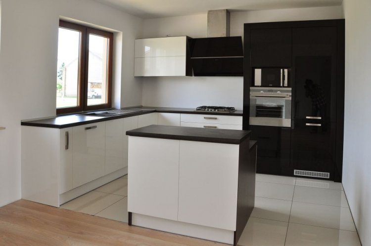 blat granitowy,zawiasy CLIP top BLUMOTION ,fronty MDF, klapy aluminiowe, aventos hf, szuflady tandembox z cichym domykiem, cokół aluminiopodobny, piekarnik  zabudowane w słupku